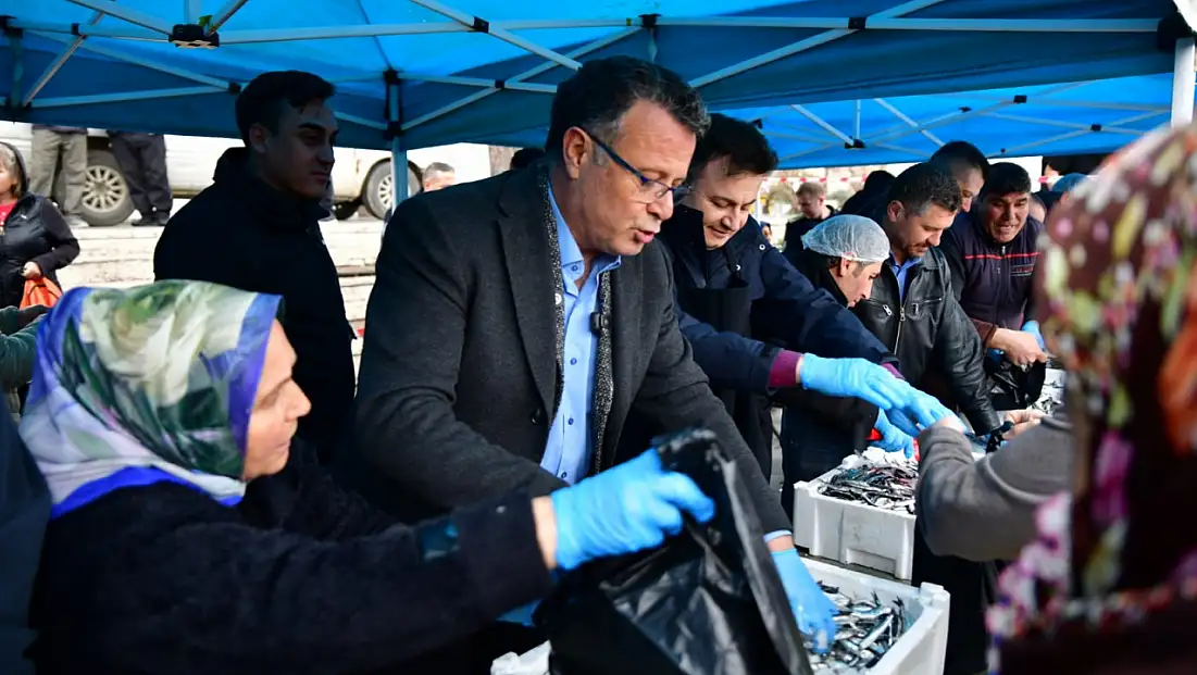 Alaşehir’de Karadeniz hamsisi yoğun ilgiyle tükendi