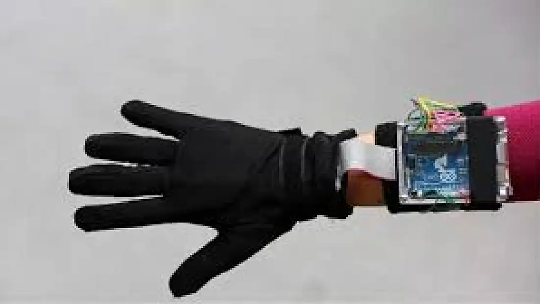 Ankara’da öğrencilerden konuşma engellilere özgürlük sağlayan akıllı eldiven