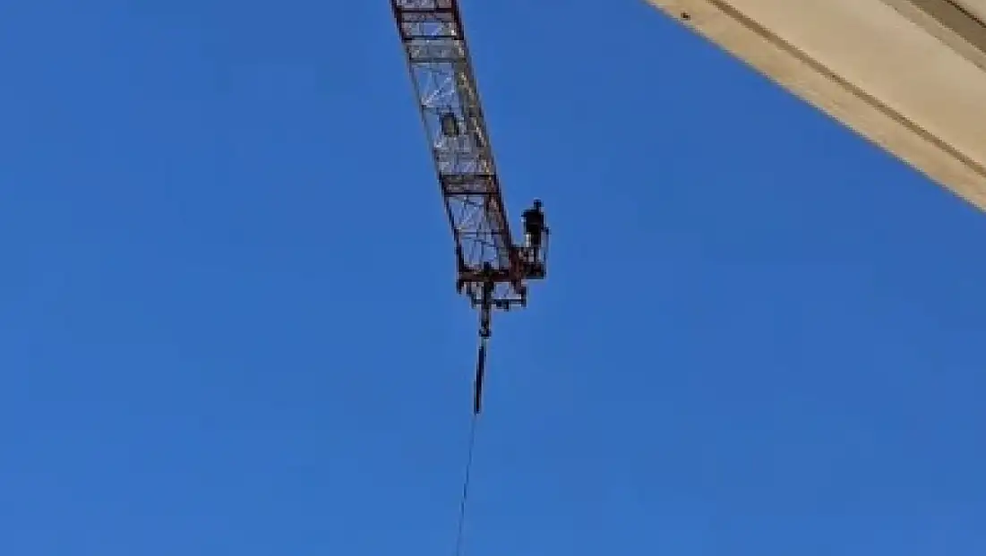 Bir işçinin çaresiz çığlığı: 70 metre yüksekten intihar tehdidi!
