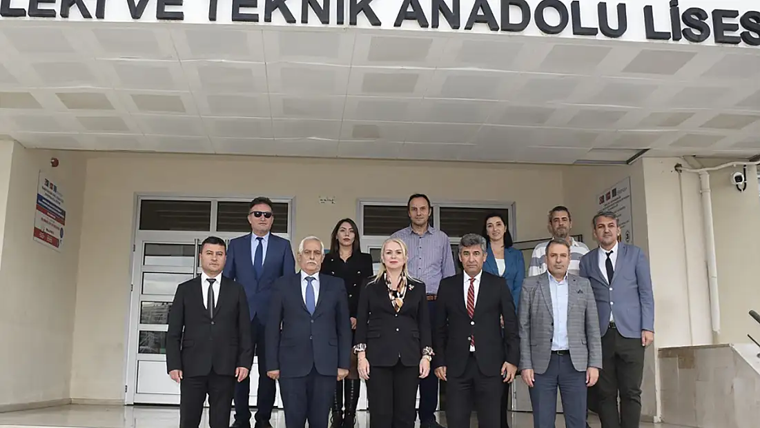 Eğitim kurumları ve resmi temsilciler Karşıyaka’da bir araya geldi