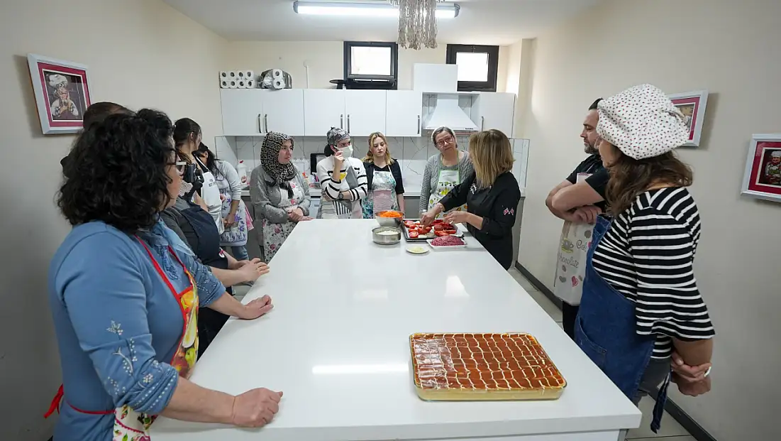 Gaziemir Belediyesi’nden aşçılık eğitimi: Mutfak atölyesi ile meslek fırsatı