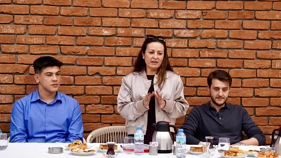 İlksen Özalper gençlerle bir araya geldi: 'Türkiye’nin geleceğini gençler şekillendirecek'