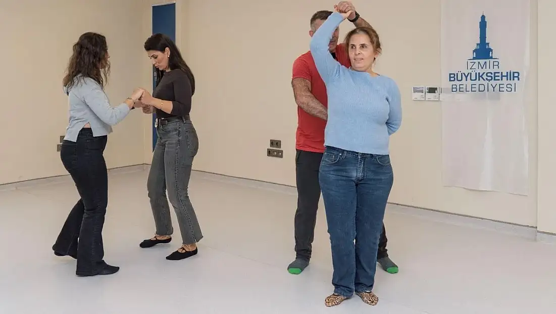 İzmir’de görme engelli bireyler dansla terapi atölyesinde ritmi keşfetti
