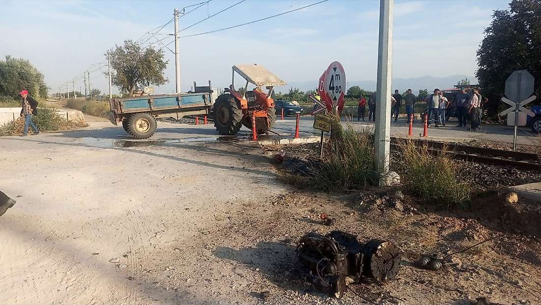 İzmir’de hemzemin geçitte kaza: Yolcu treni traktöre çarptı