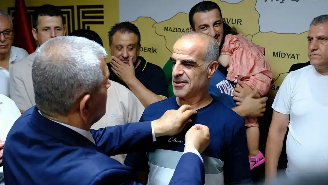 Mardinlilerden MHP’ye toplu katılım: İzmir’de 278 kişi rozet taktı