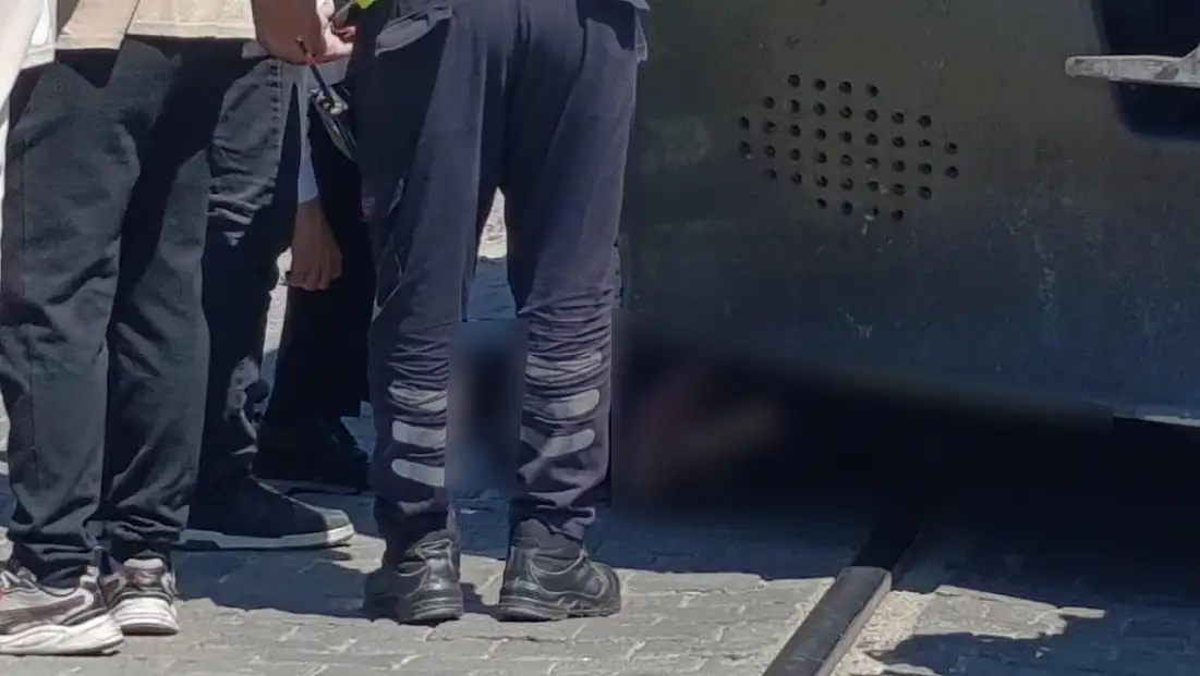 Trenin altında kalan yaya ağır yaralandı