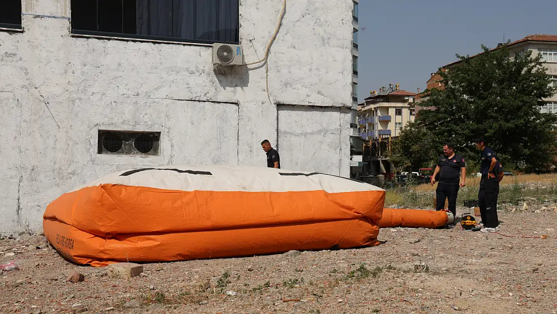 Balkona çıkıp atlamak istedi...