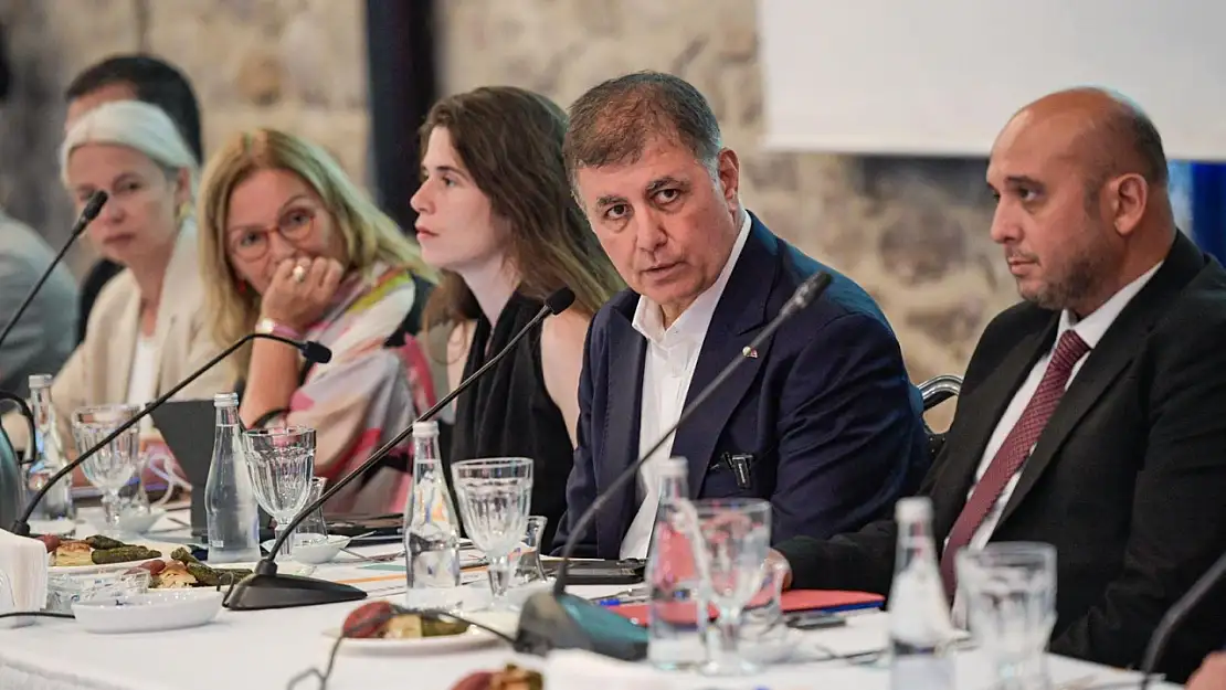 Başkan Tugay 'İzmir'in elindeki hazineleri görmeli, turizmde yeni bir dönem başlatmalıyız'