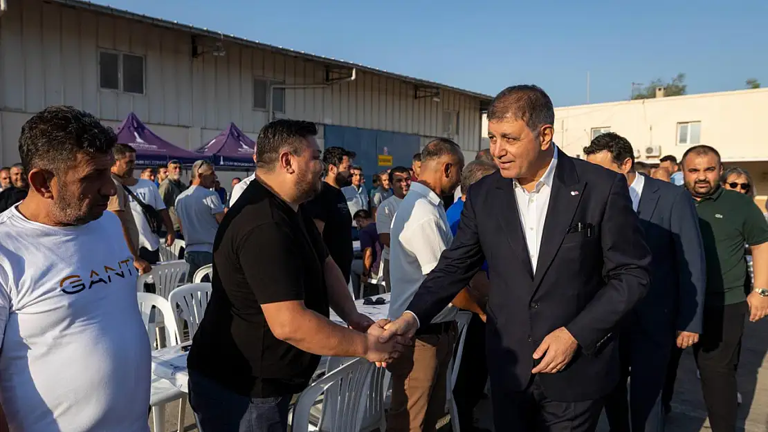 Başkan Tugay sabah mesaisine işçilerle başladı