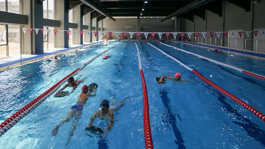 Buca'nın yıldızı sporium yüzme kurslarıyla açıldı