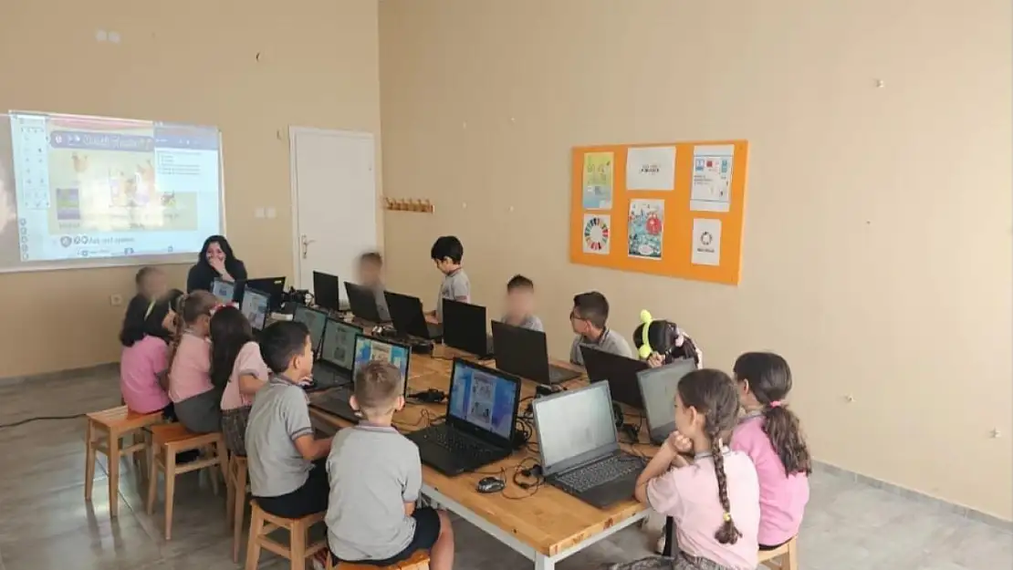 Egeli İletişimcilerden minik kalplere büyük dokunuşlar yapan sosyal sorumluluk projesi