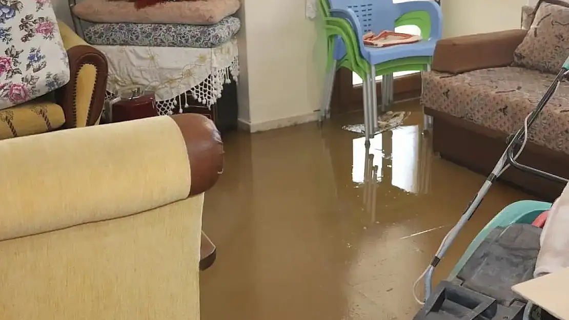 İzmir'de etkili olan sağanak hayatı olumsuz etkiledi