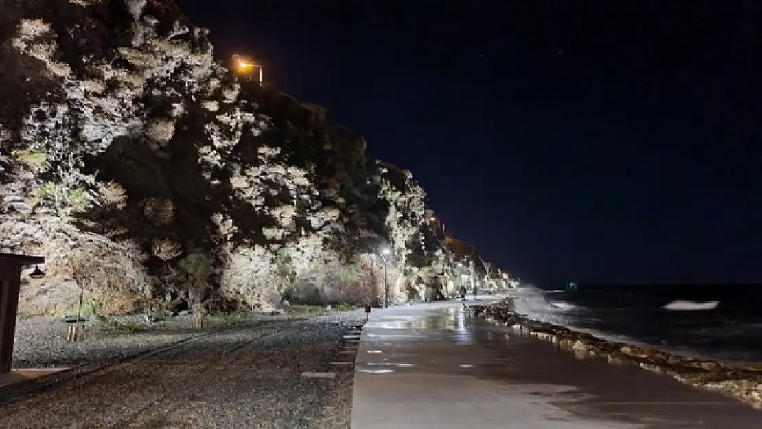 Karaburun Saipaltı Limanı'nda balıkçı ağına patlayıcı madde takıldı, liman boşaltıldı