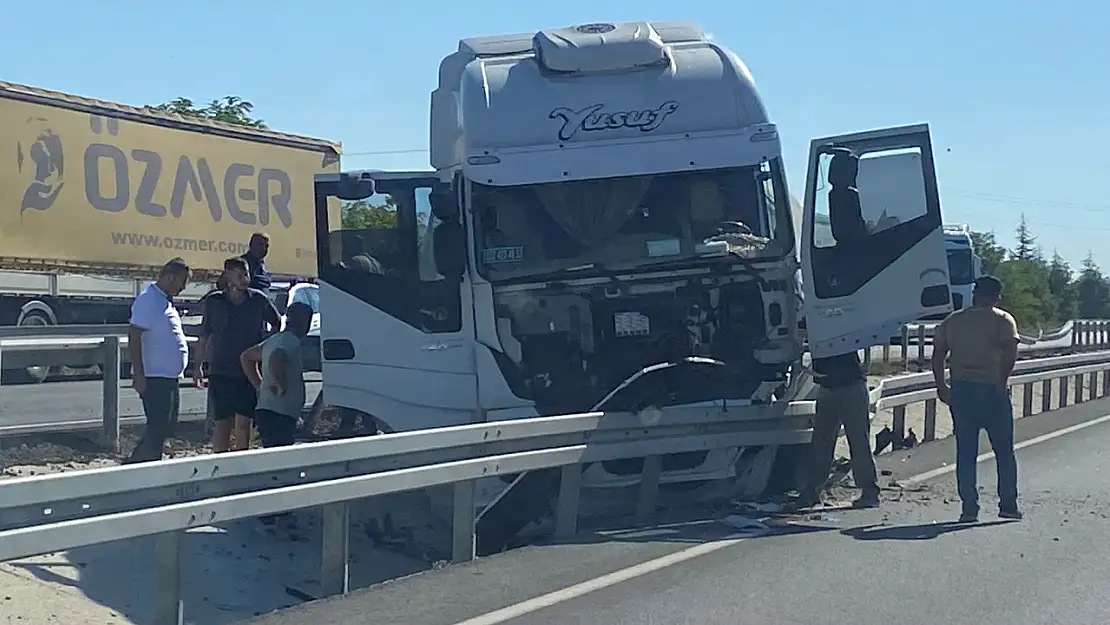 Kontrolden çıkan tır refüje çarparak durabildi