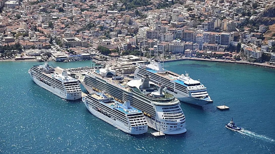 Kuşadası'na aynı anda 5 kruvaziyer '10.916 turist geldi'
