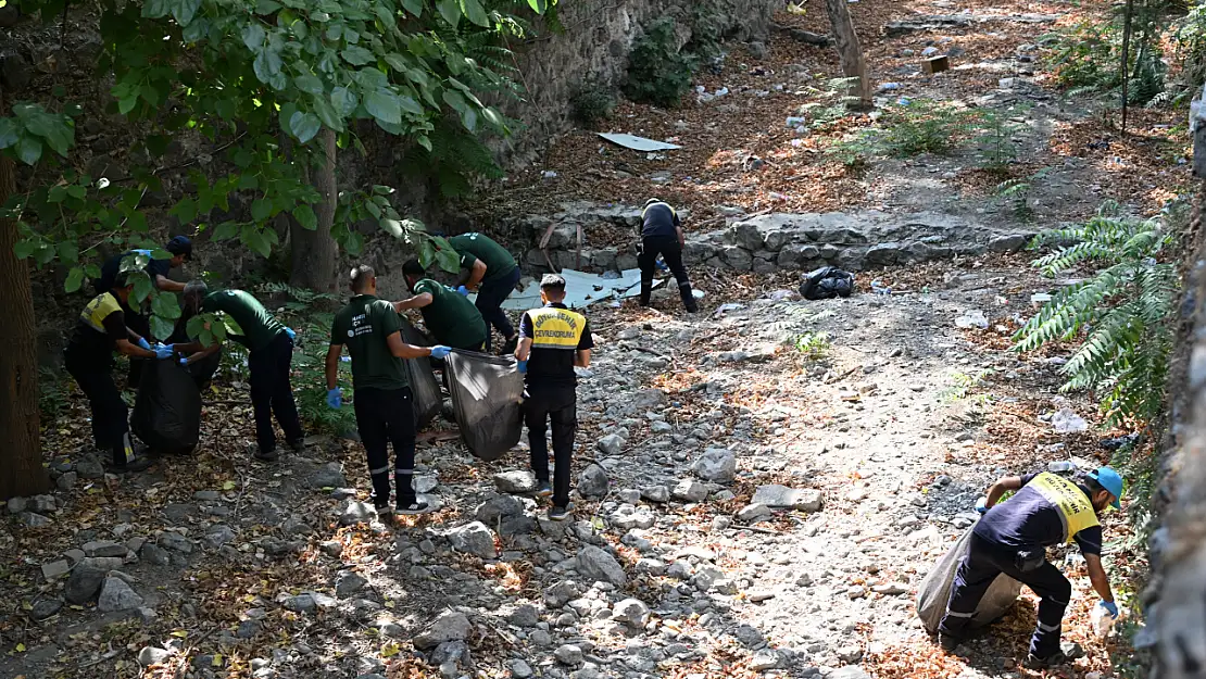 Manisa Büyükşehir Belediyesi, Çaybaşı Deresi'nde rutin temizlik çalışmalarını tamamladı