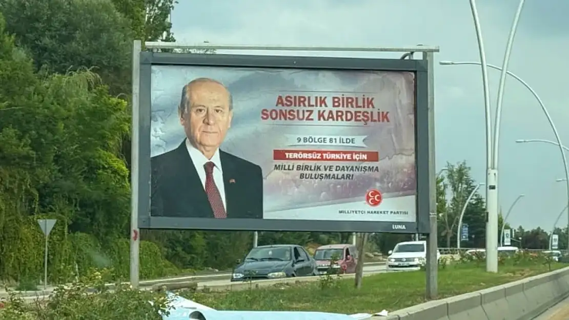 MHP 'Terörsüz Türkiye' için sahada: '9 Bölge 81 İlde' afişleri dikkat çekti