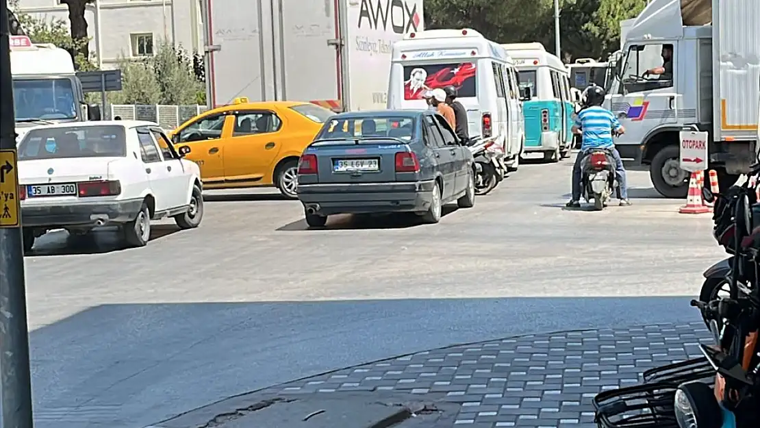 Mithatpaşa Caddesi'nde hatalı park trafiği kilitliyor