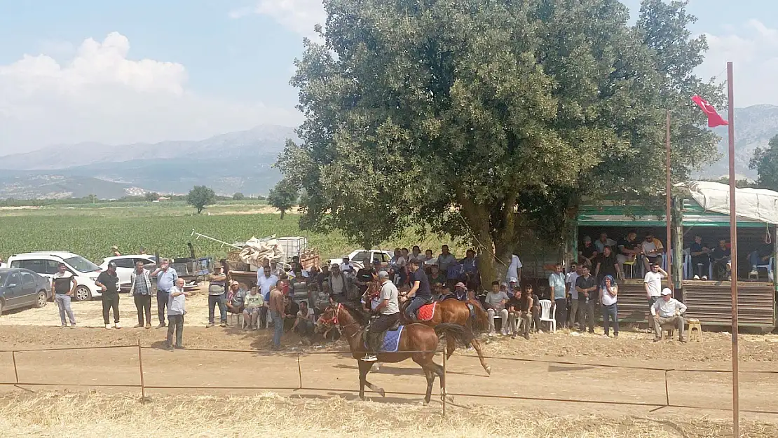 Rahvan atlar Tavas'ta koştu