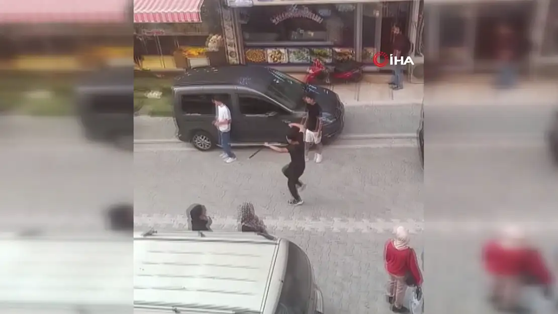 Sopayla tartıştığı adama saldırınca meydan dayağı yedi