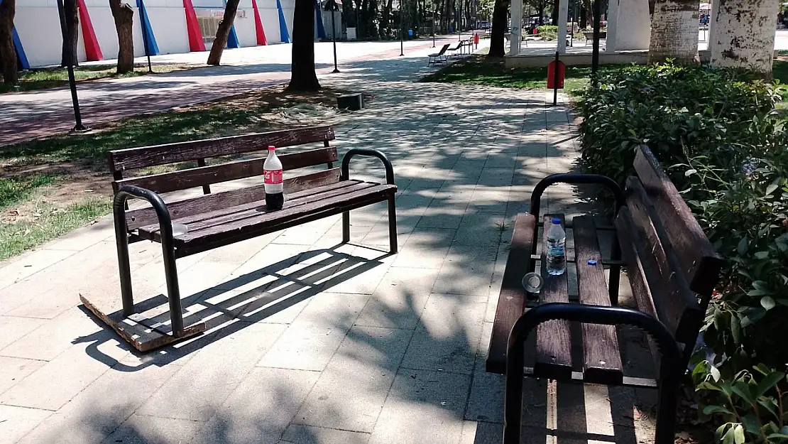 Ulus Parkı'nda banklar söküldü, vatandaşlar tepkili 'Kamu malına yazık ediliyor'