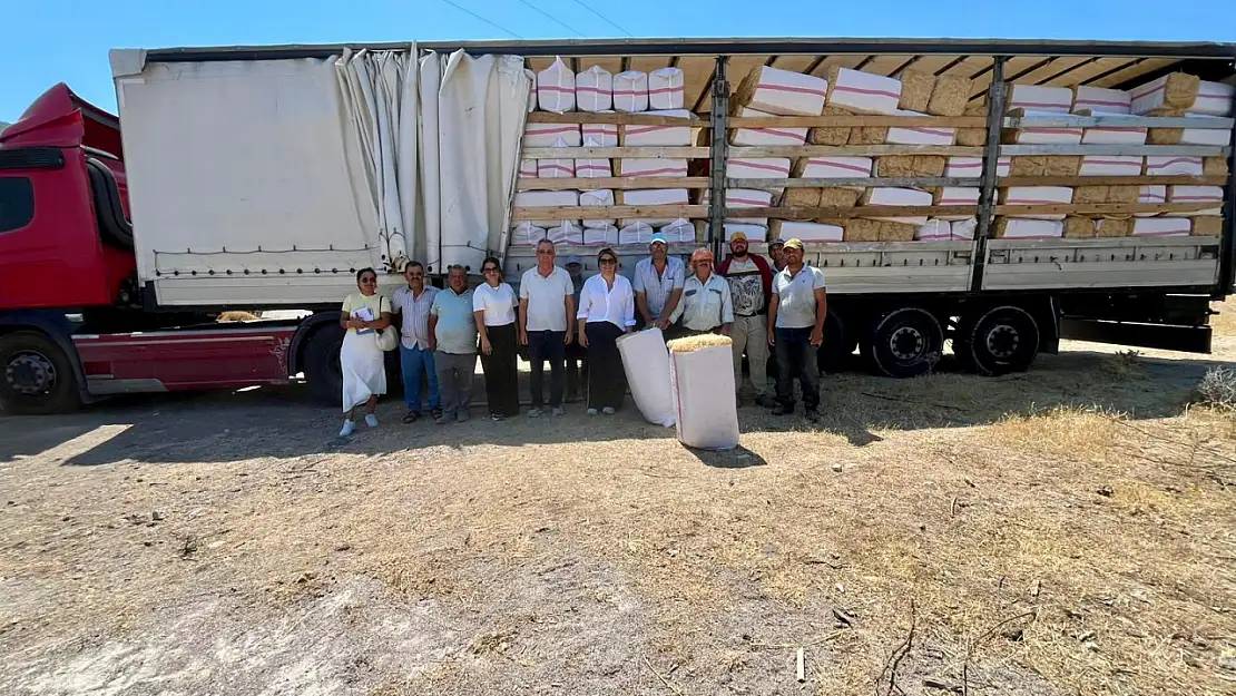 Urla Belediyesi'nden yangın sonrası üreticiye 19 ton saman desteği