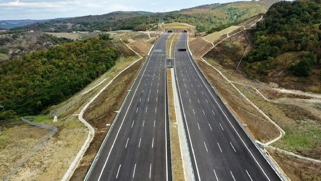 Yangın müdahalesi sürerken bazı yollar trafiğe kapatıldı