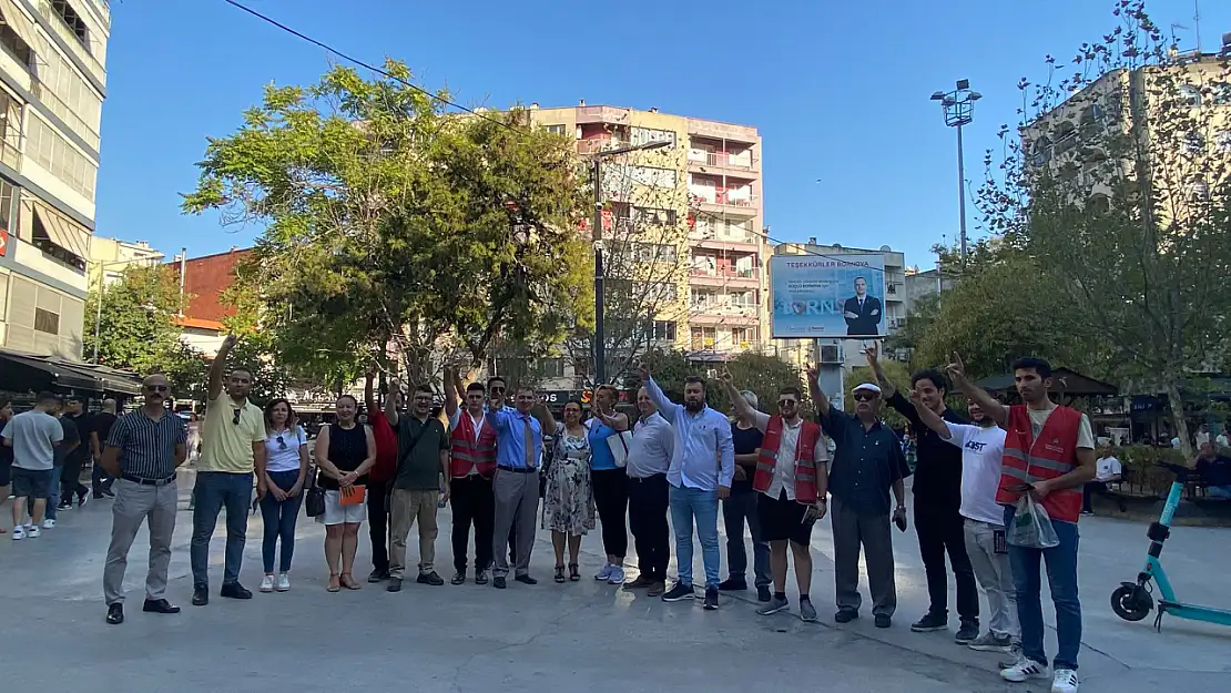 Zafer Partisi'nden Bornova'da esnaf ziyareti: 'Halkın yanında olmaya devam edeceğiz'