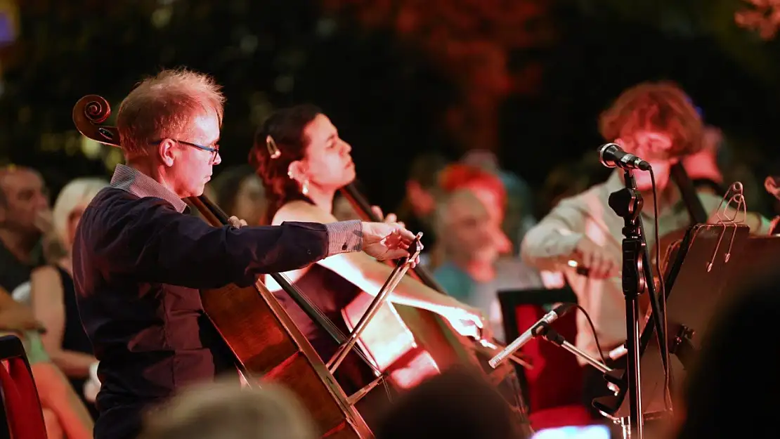Zeytin ağaçlarının gölgesinde notalar dolaştı: MAV Cello Ensemble İzmirli sanatseverlerle buluştu
