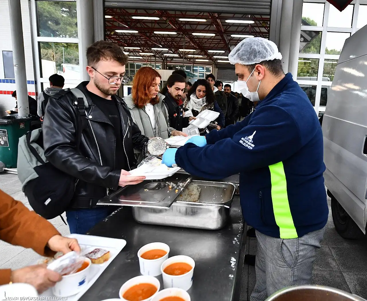İzmir'de Belediye Aşevleri ve Sıcak Yemek Desteği Rehberi