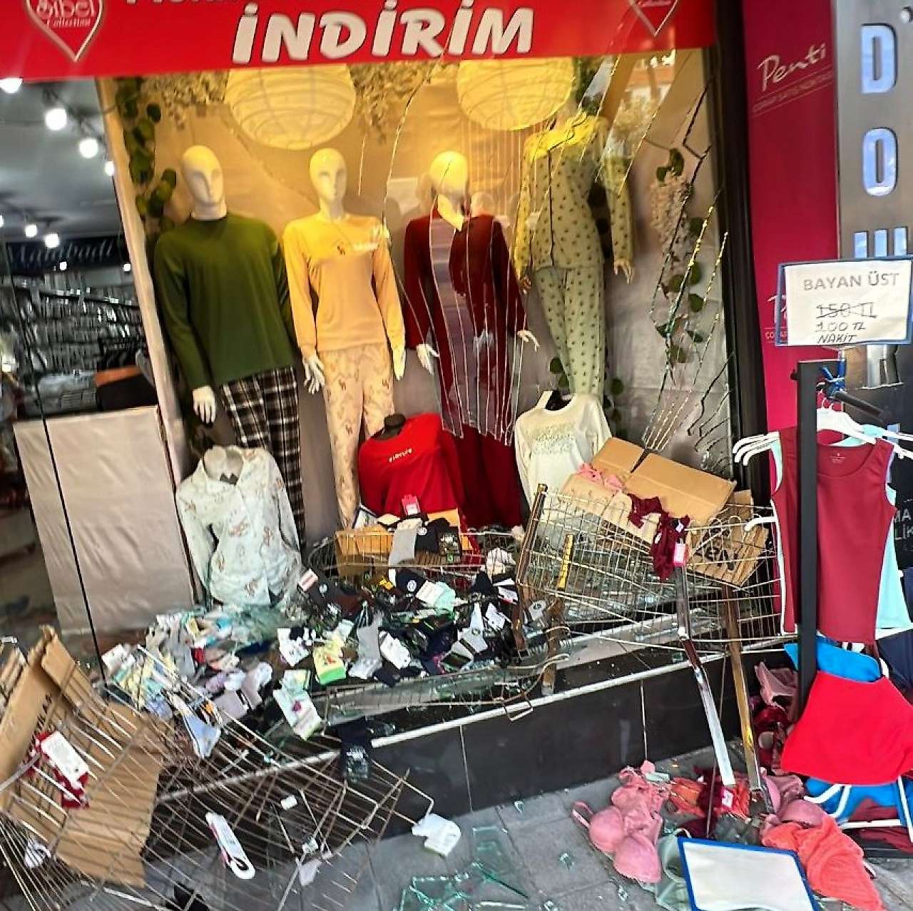 Kontrolden çıkan otomobil çarşıyı birbirine kattı