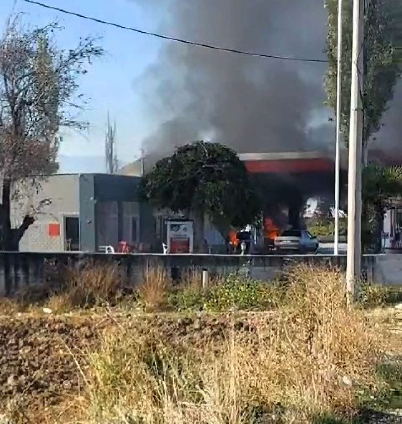 Kınık'ta akaryakıt istasyonuna çarpan otomobil alev aldı: 2 yaralı