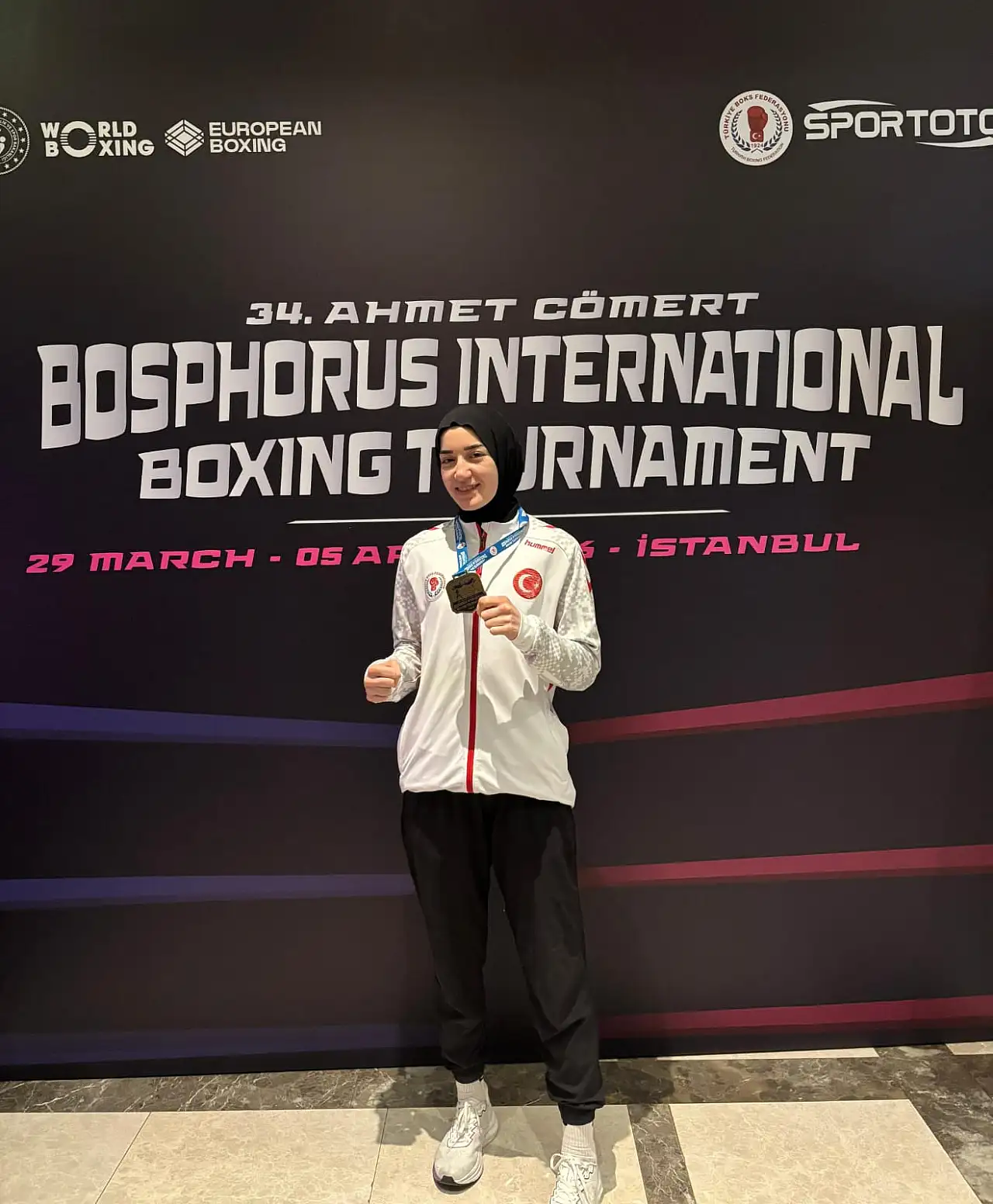 Esmanur Lök'ten uluslararası ring başarısı: Ahmet Cömert Turnuvası'nda gümüş madalya