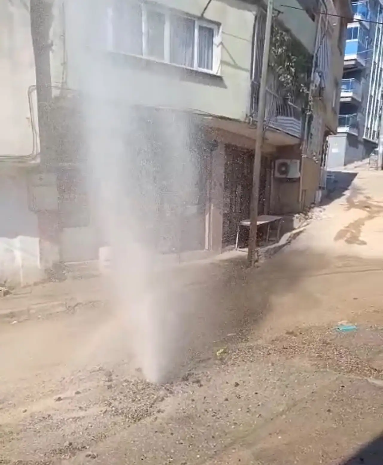 Bayraklı'da yollar vatandaşı isyan ettirdi! Çareyi halı sermekte buldular