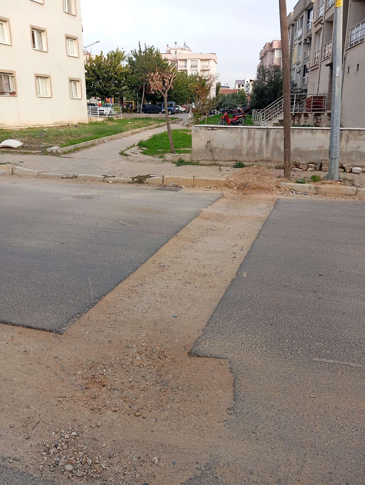 Rehabilitasyon merkezinin yanındaki yol tehlike saçıyor