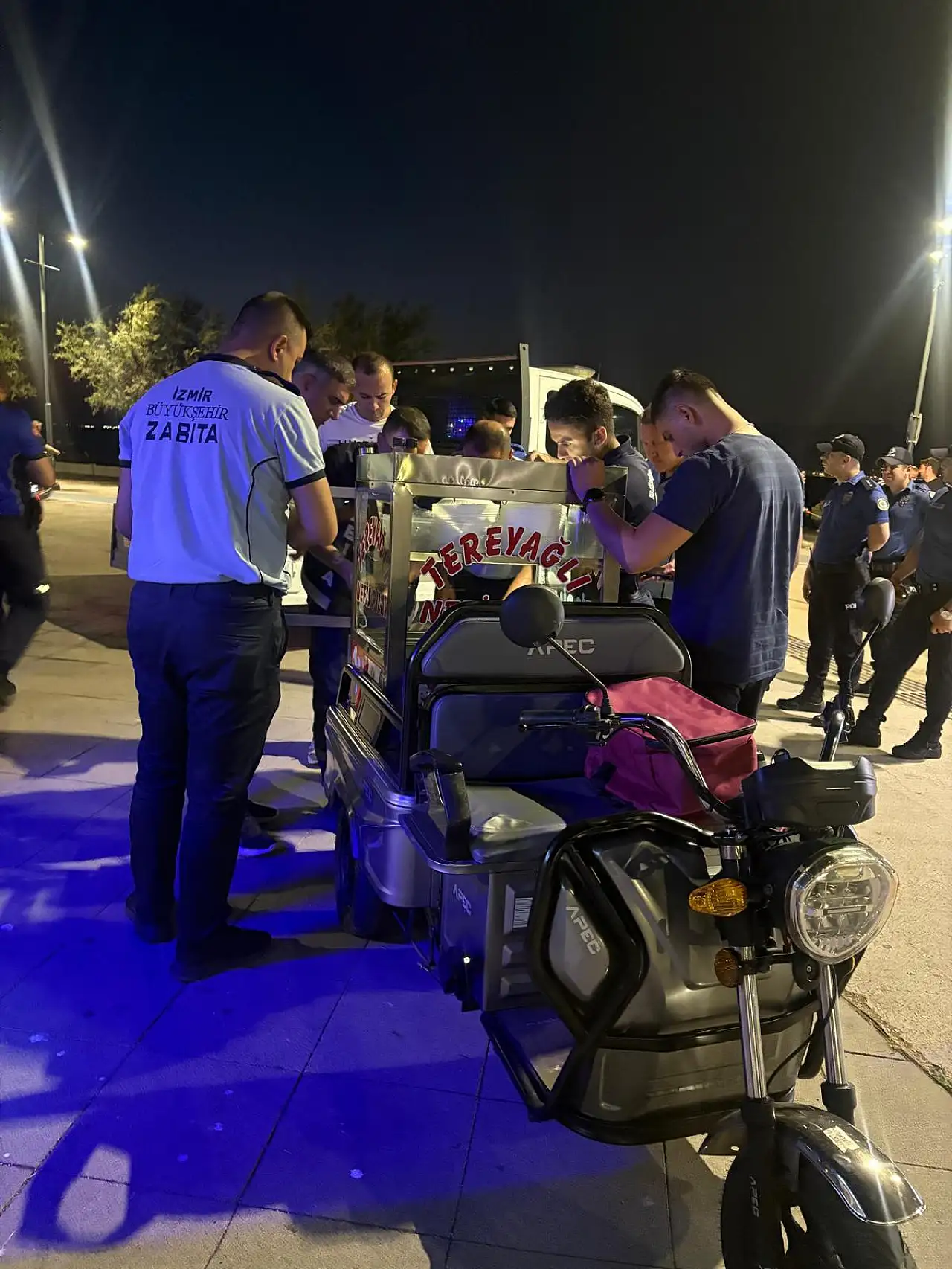 Parkta izinsiz satış yapanlara ekiplerden müdahale