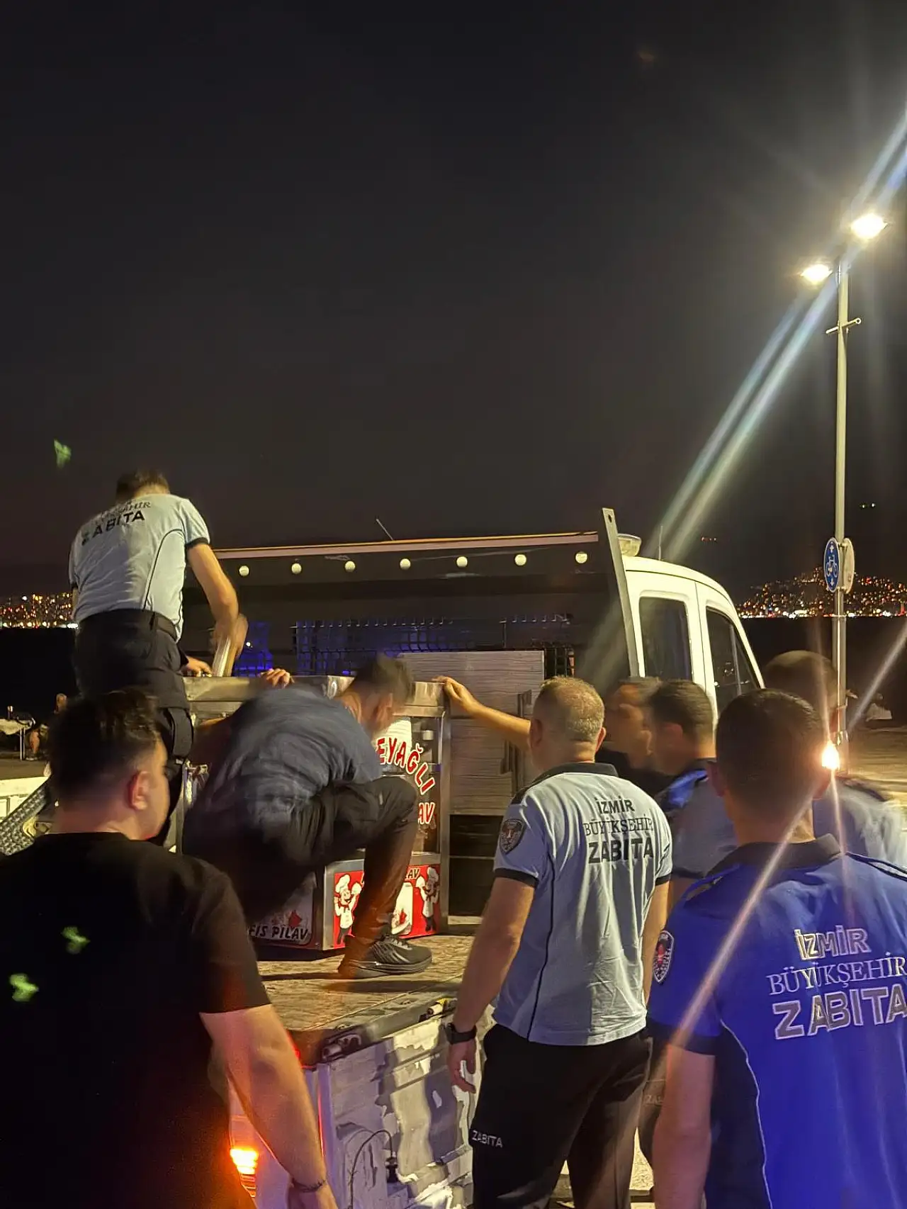Parkta izinsiz satış yapanlara ekiplerden müdahale