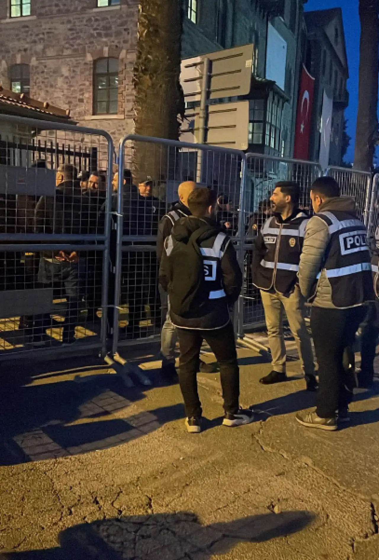 Meslek Fabrikası'na şafak baskını: Tahliye girişimi kriz yarattı