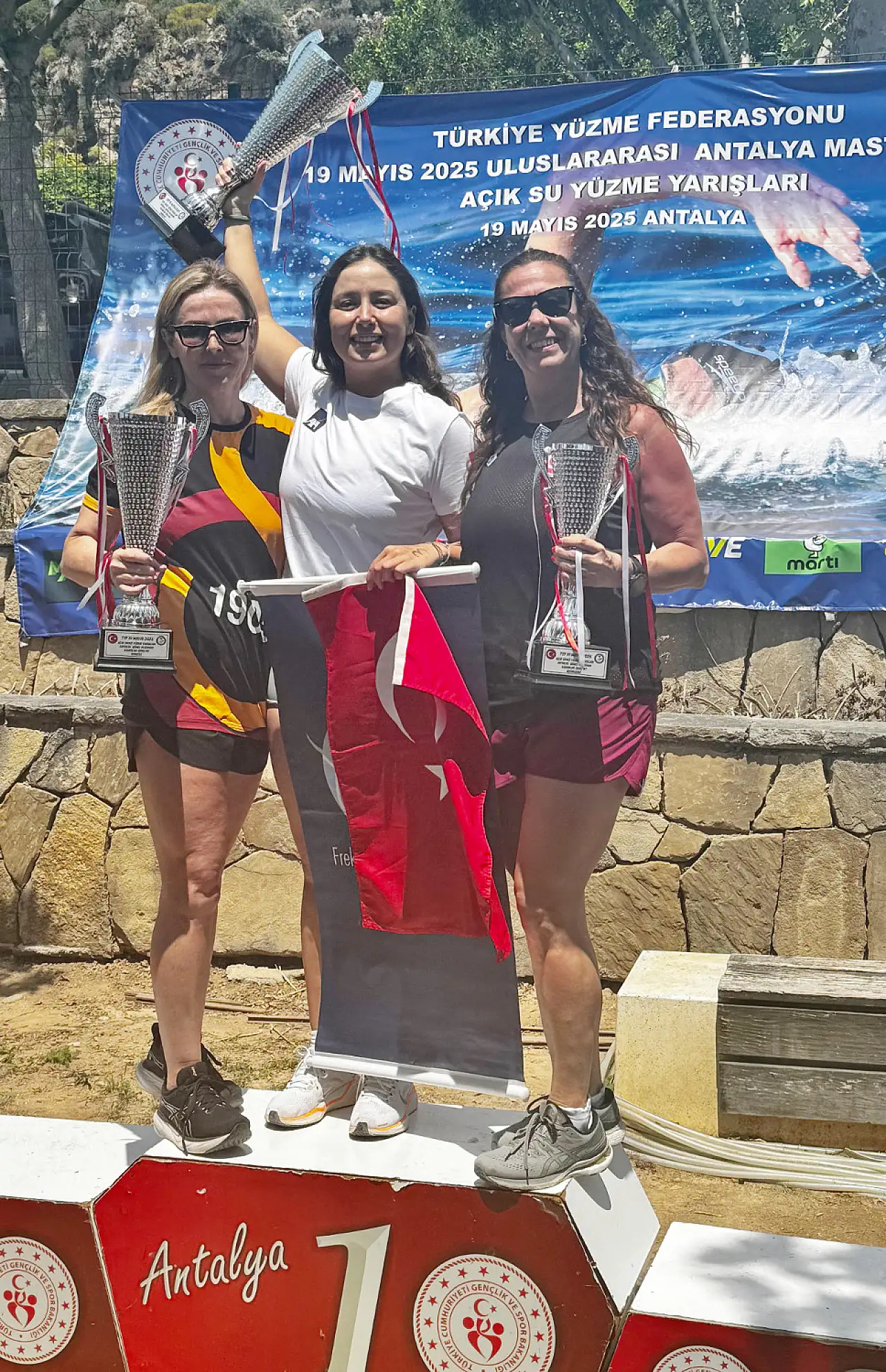 Bengisu Avcı'dan iklim krizine dikkat çeken yeni meydan okuma: Buz yüzme