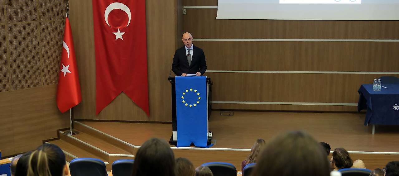 İzmir'de sürdürülebilir ulaşım ve yapay zekâ gündemi