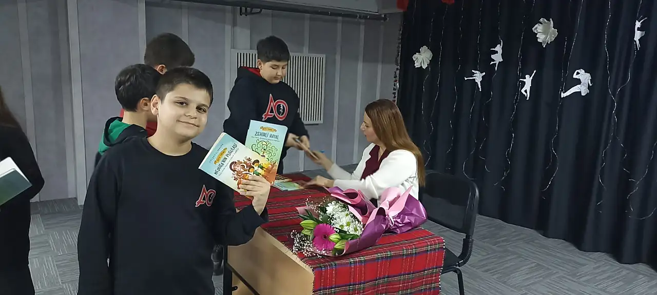 İzmir'de mitoloji rüzgarı: Gülşah Elikbank öğrencilerle buluştu