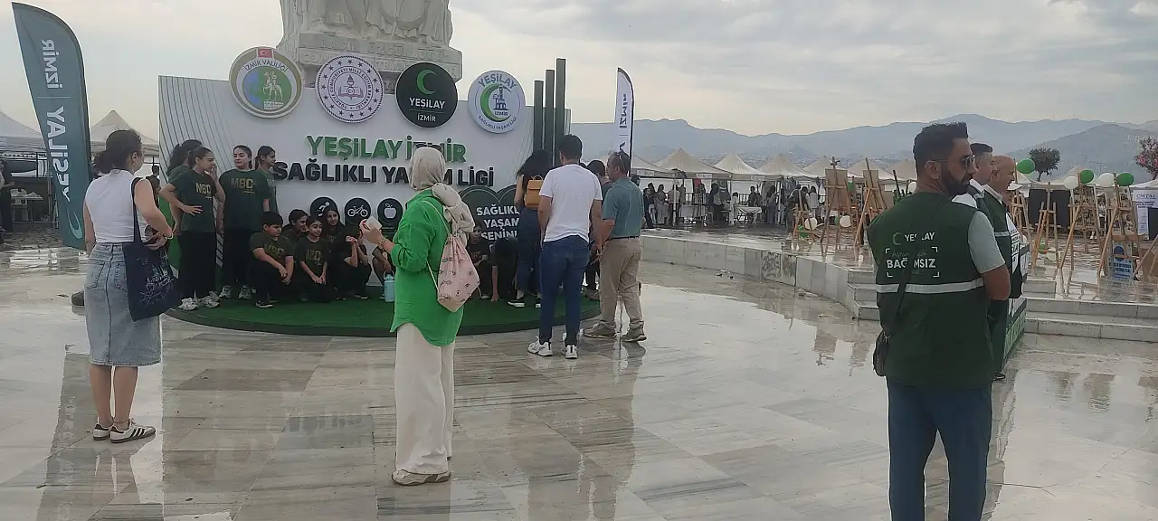 İzmir'de bağımsızlık ve sağlıklı yaşam coşkusu meydanlara taştın