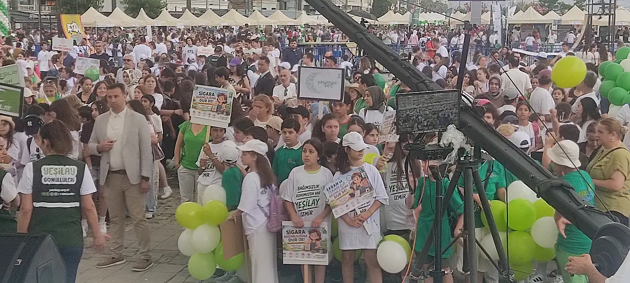 İzmir'de bağımsızlık ve sağlıklı yaşam coşkusu meydanlara taştın