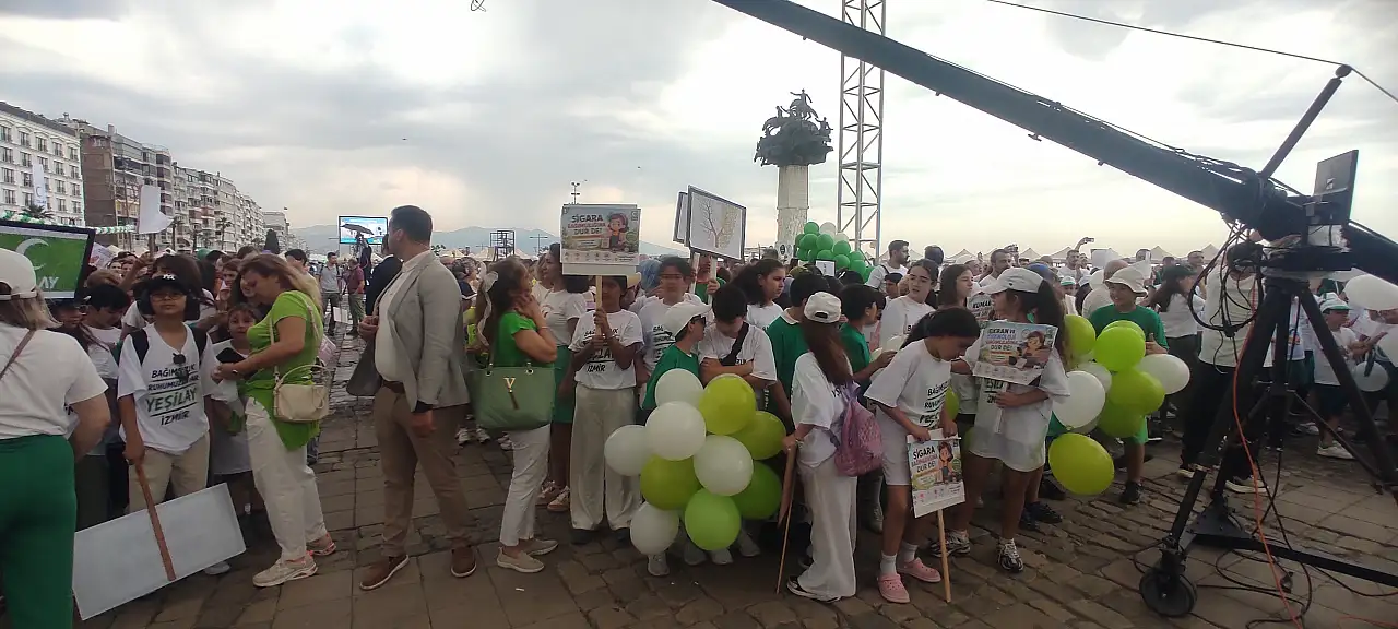 İzmir'de Yeşilay festivali: Bağımsızlık ve sağlıklı yaşam coşkusu meydanlara taştı