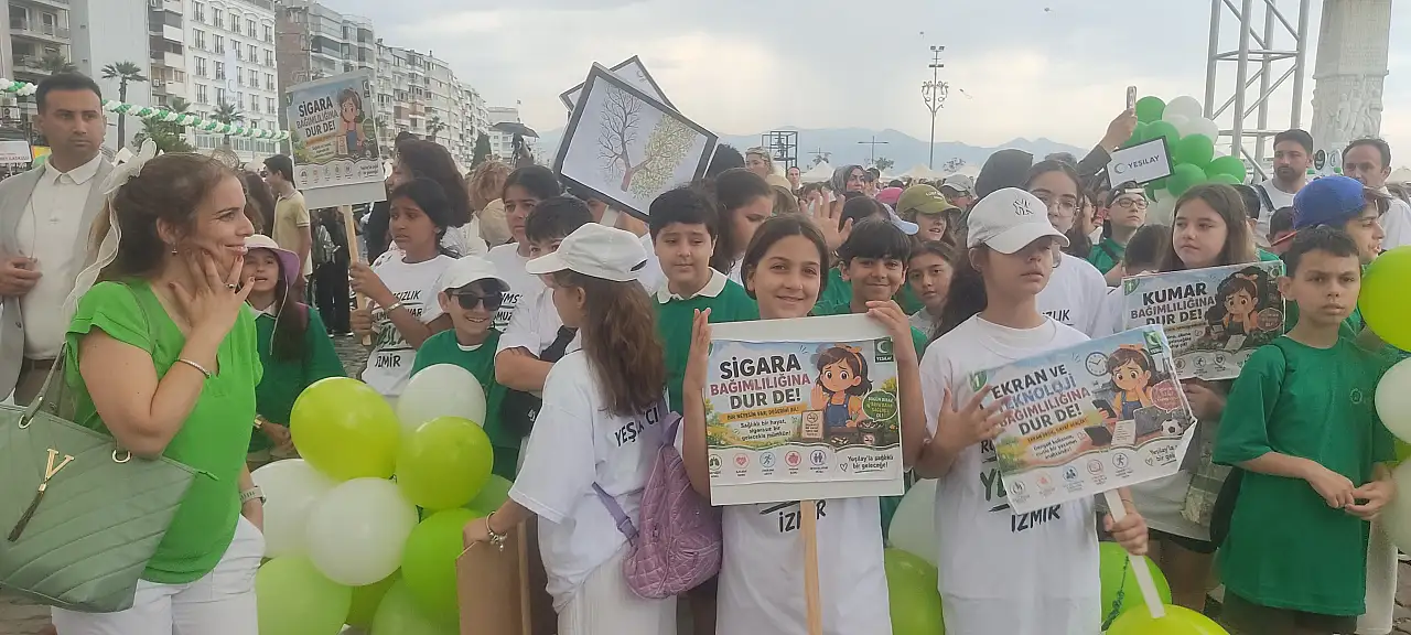 İzmir'de bağımsızlık ve sağlıklı yaşam coşkusu meydanlara taştın