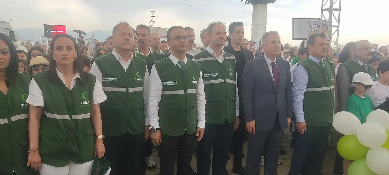 İzmir'de bağımsızlık ve sağlıklı yaşam coşkusu meydanlara taştın