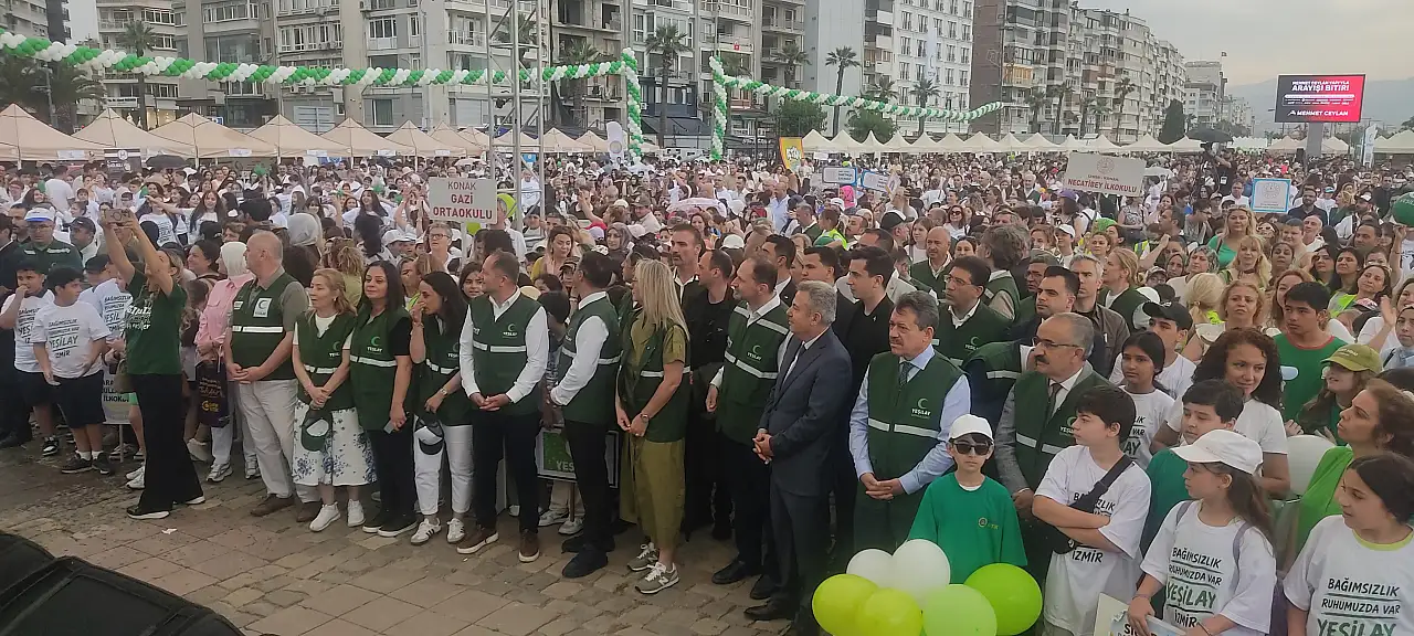 İzmir'de bağımsızlık ve sağlıklı yaşam coşkusu meydanlara taştın