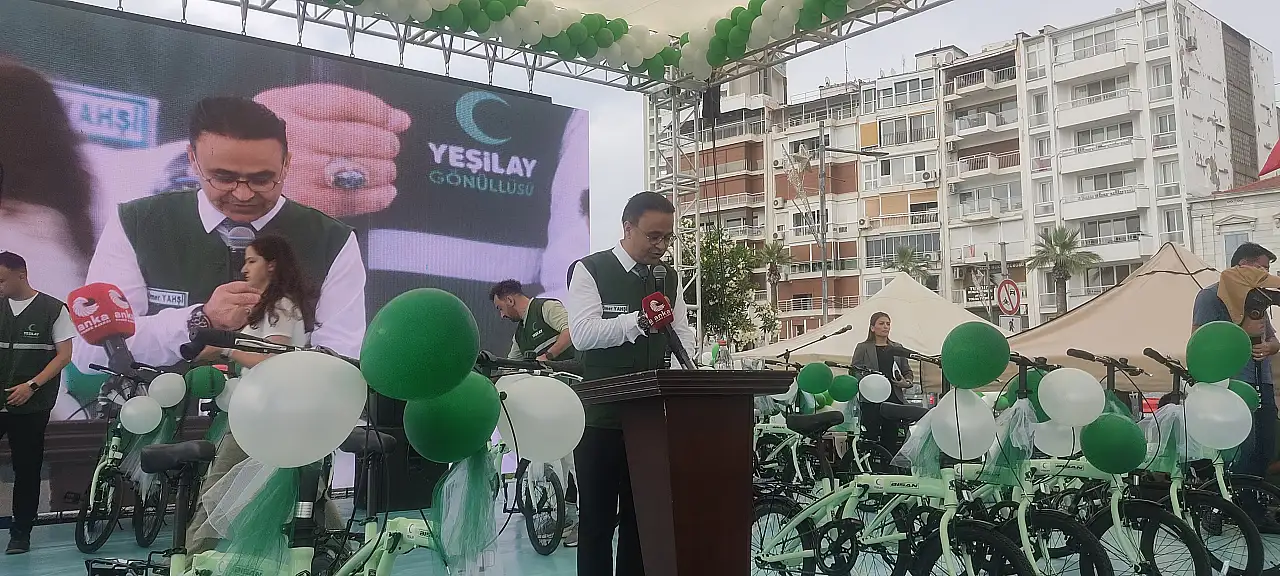 İzmir'de bağımsızlık ve sağlıklı yaşam coşkusu meydanlara taştı