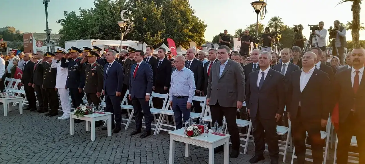 İzmir'de 15 Temmuz anmasına yoğun katılım