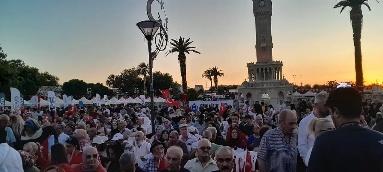 İzmir'de 15 Temmuz anmasına yoğun katılım